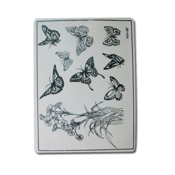 Pieles de la práctica del tatuaje con la mariposa